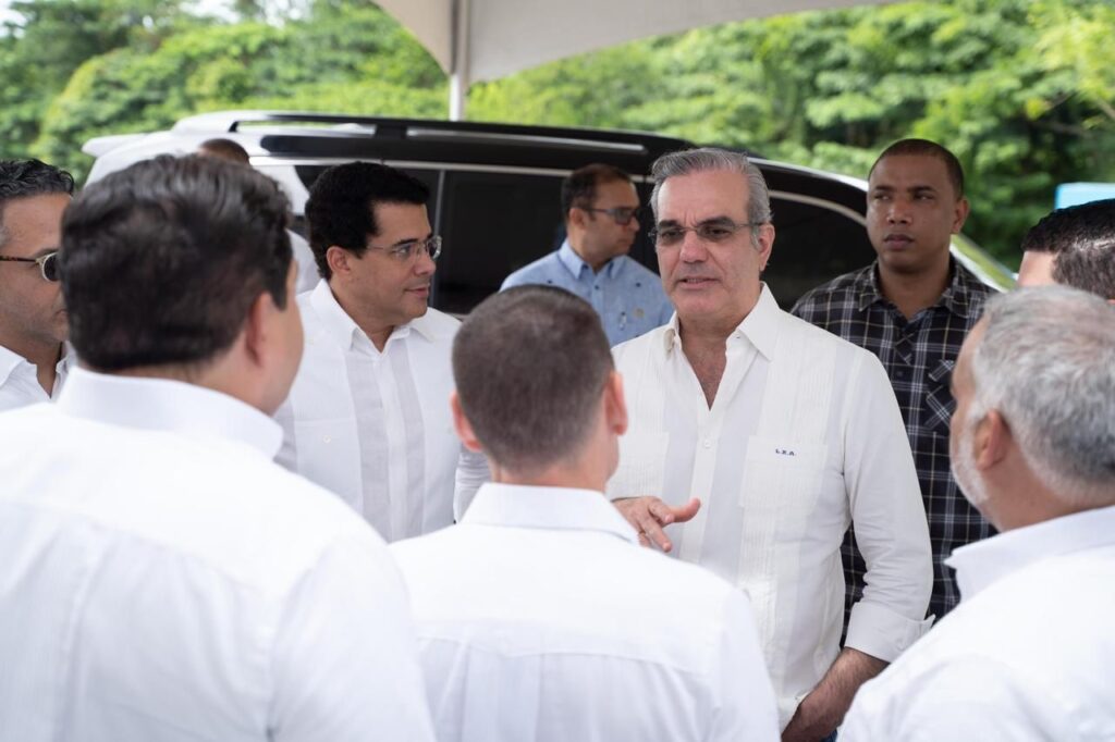 Edward De Valle with President Lui Abinader, Minister of Tourism David Collado and Vice President Dominican Republic, Raquel Pena Rodriguez